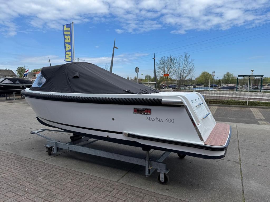 Maxima 600 met Honda 20 pk