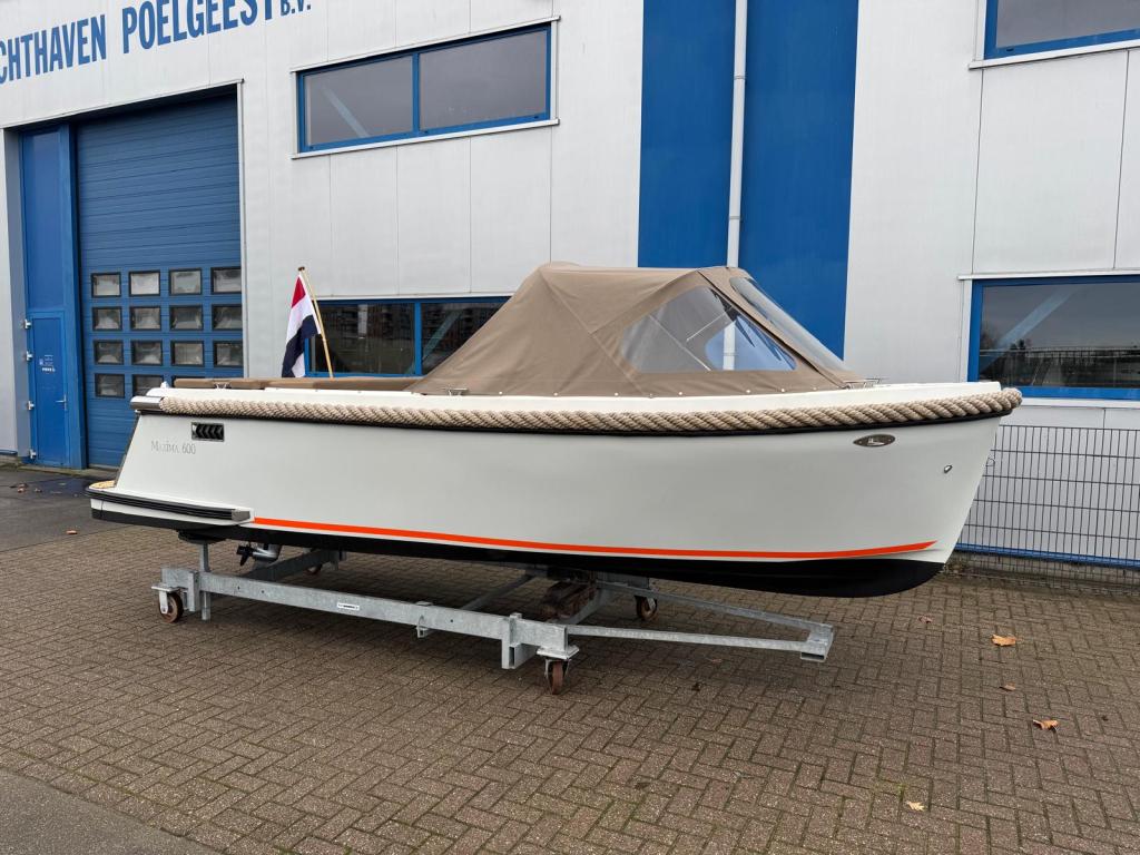 Maxima 600 met Honda 20 pk