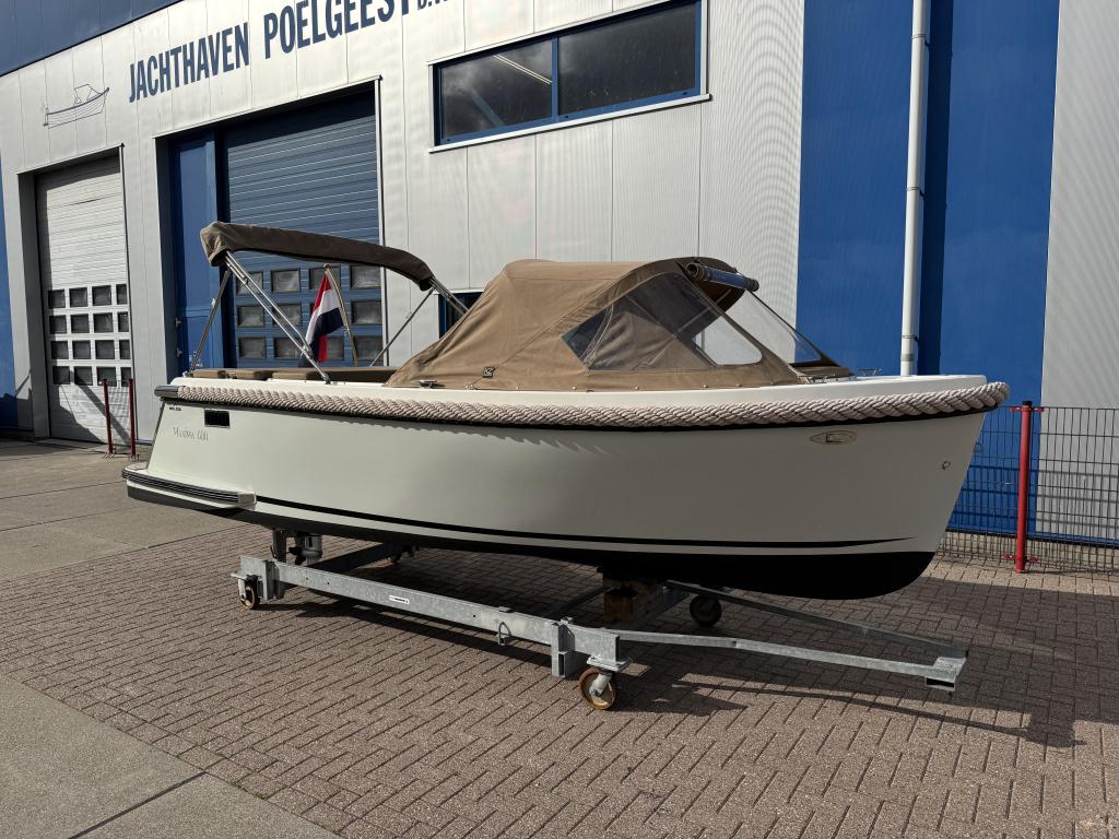 Maxima 600 met Honda 20 pk