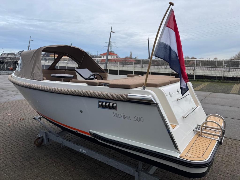 Maxima 600 met Honda 20 pk