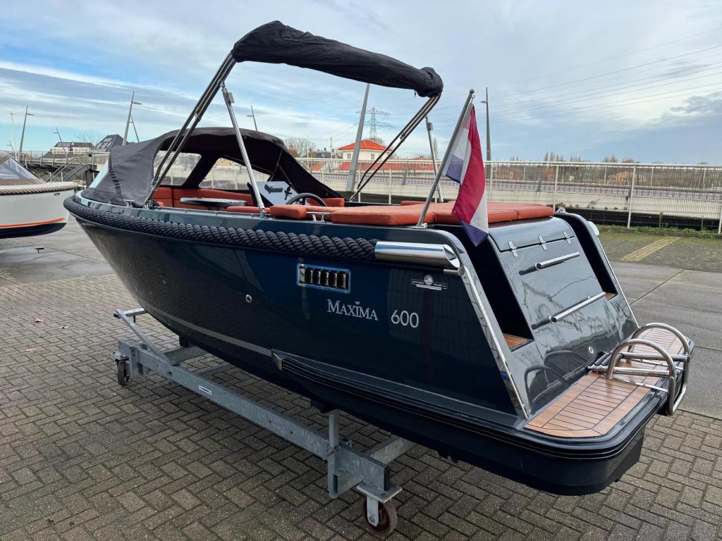 Maxima 600 met Suzuki 30 pk