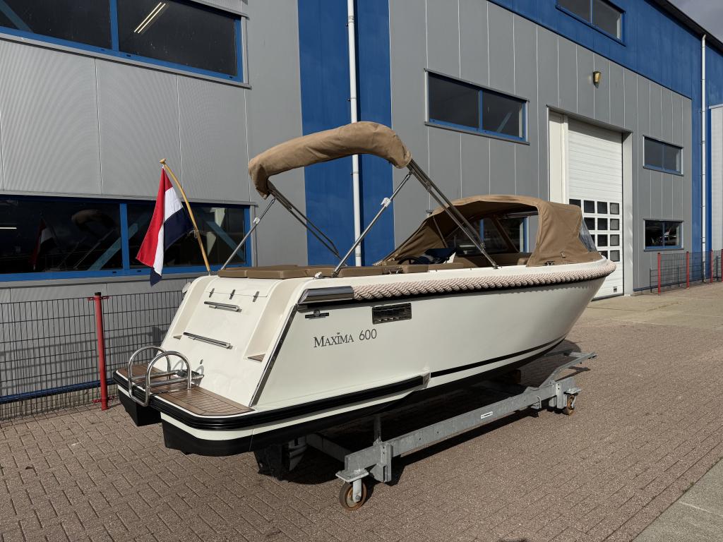 Maxima 600 met Honda 20 pk