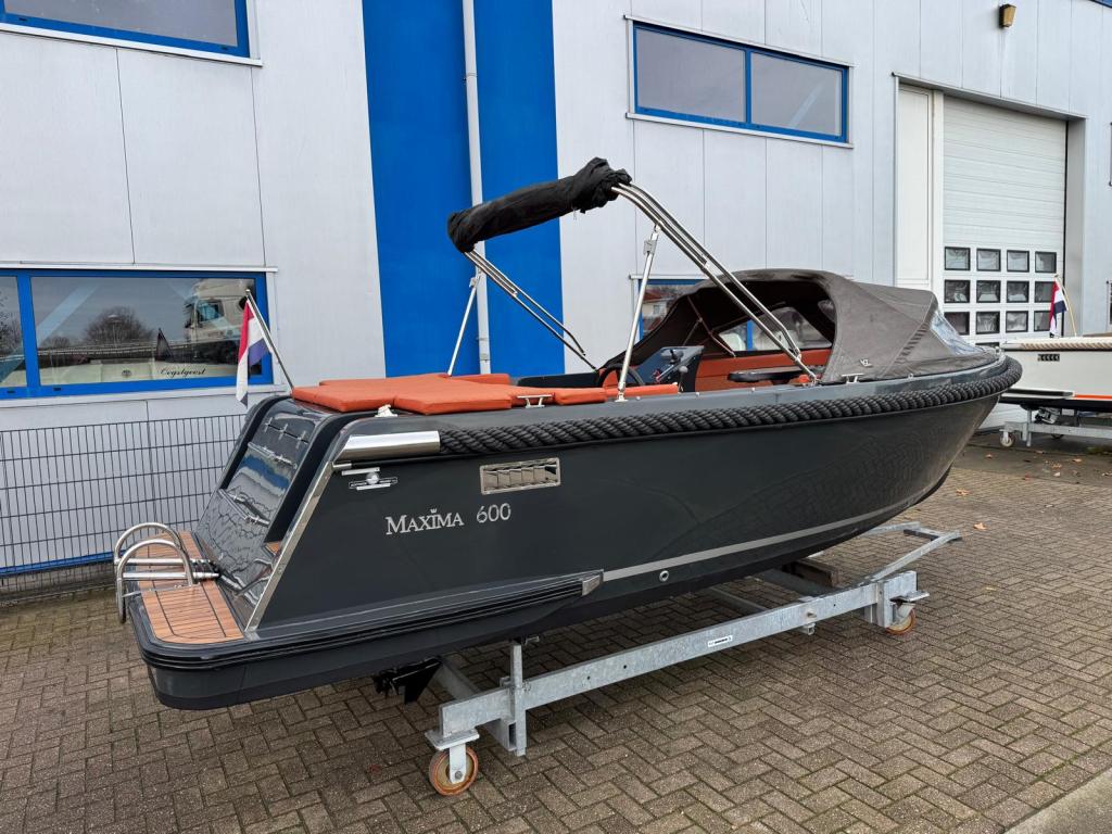 Maxima 600 met Suzuki 30 pk