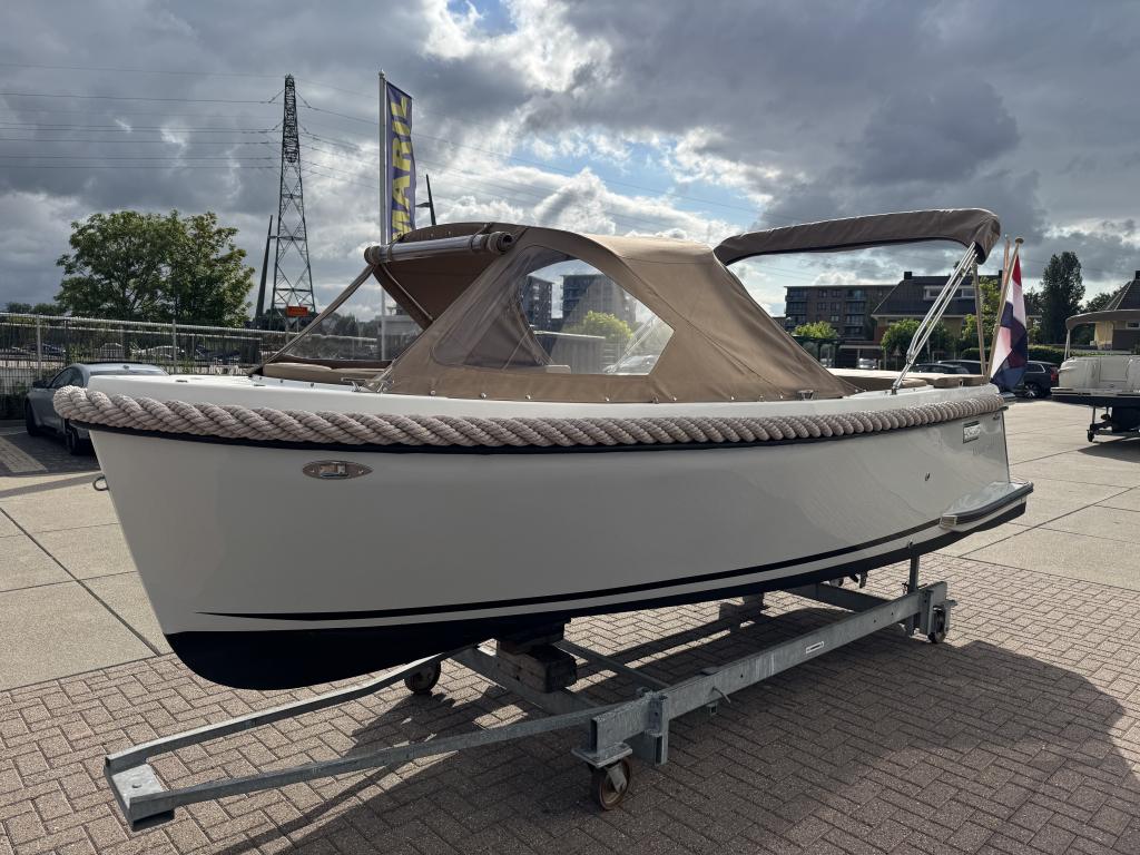 Maxima 600 met Honda 20 pk