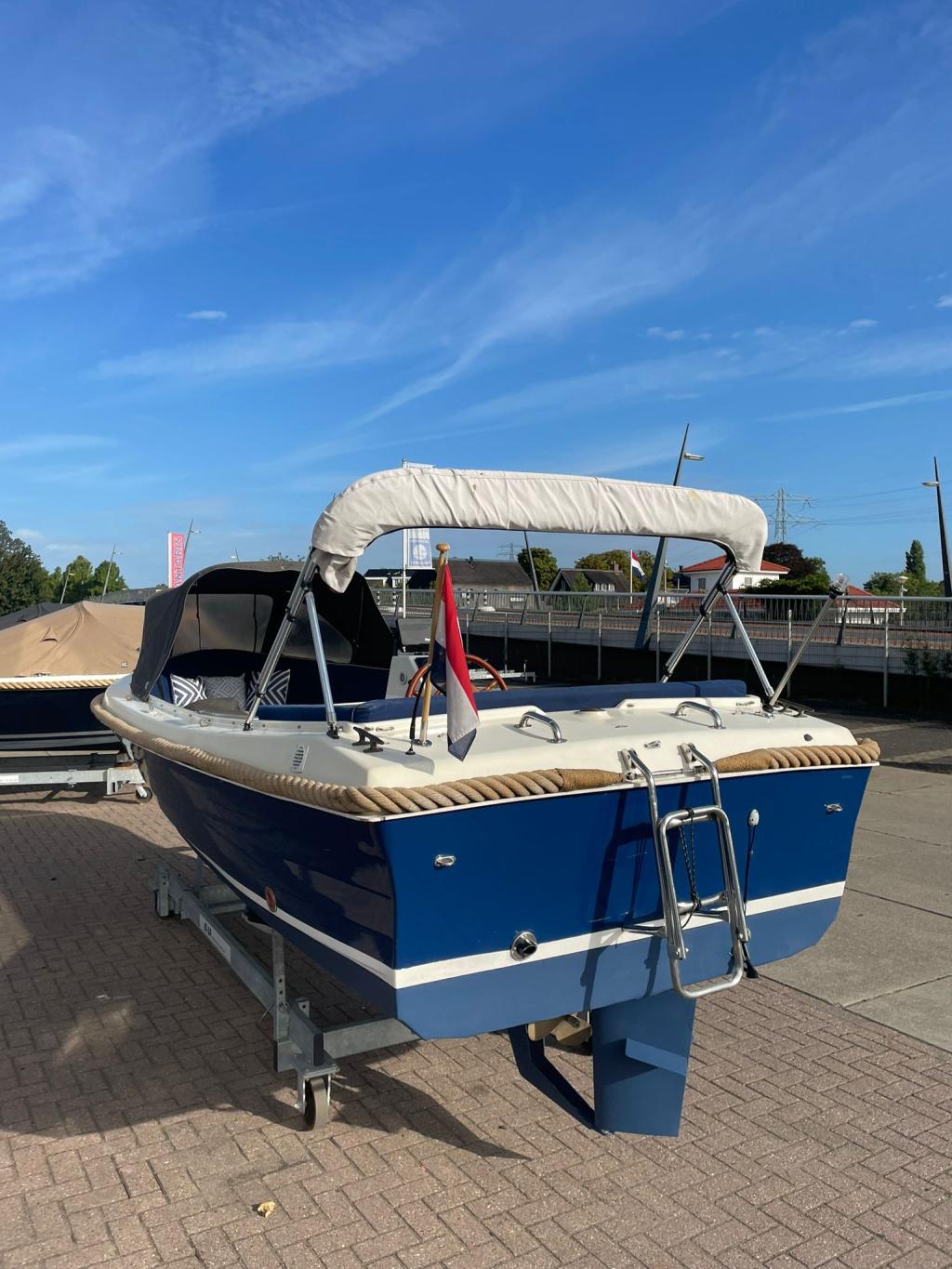 Classic 620 met Vetus 16 pk