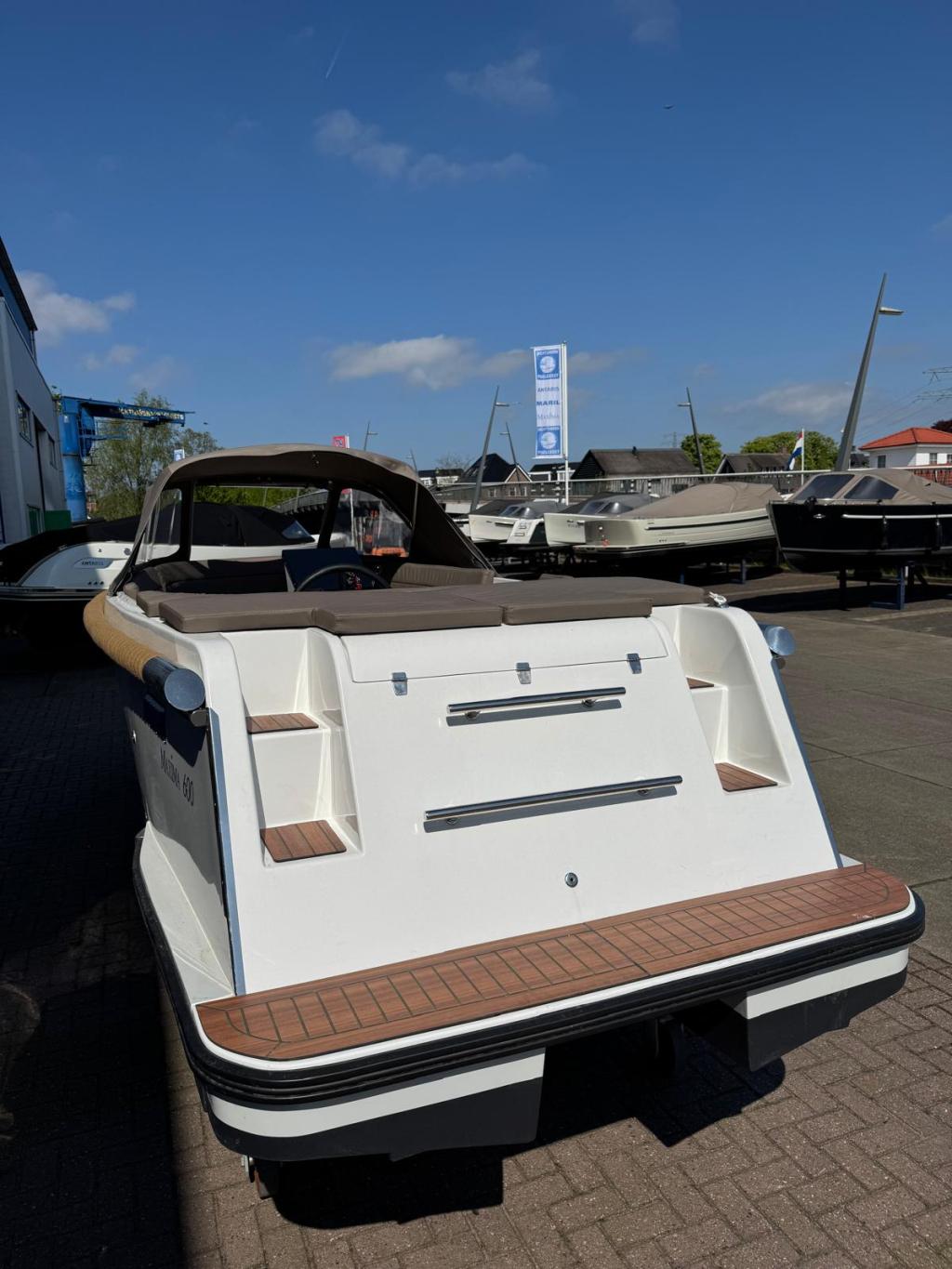 Maxima 600 met Honda 20 pk