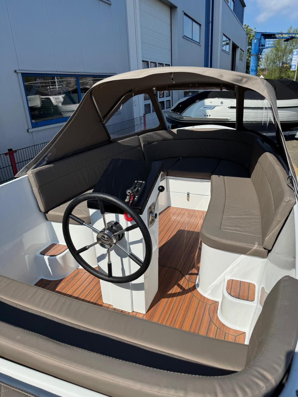 Maxima 600 met Honda 20 pk