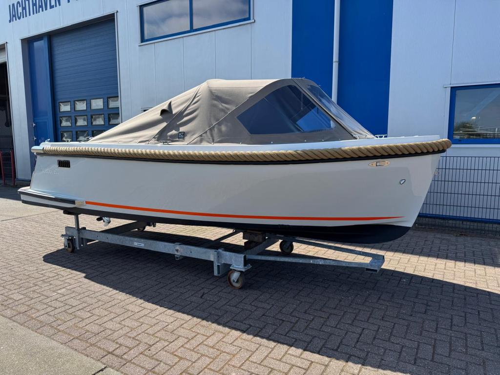 Maxima 600 met Honda 20 pk