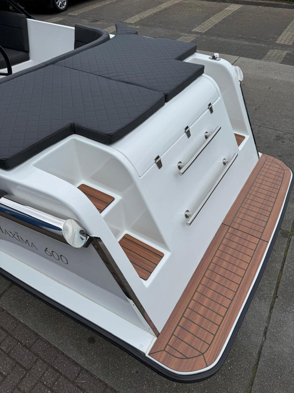 Maxima 600 met Honda 20 pk