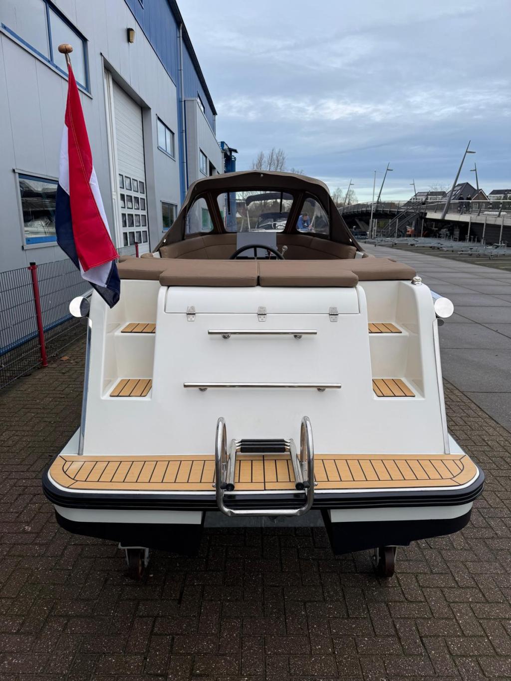 Maxima 600 met Honda 20 pk