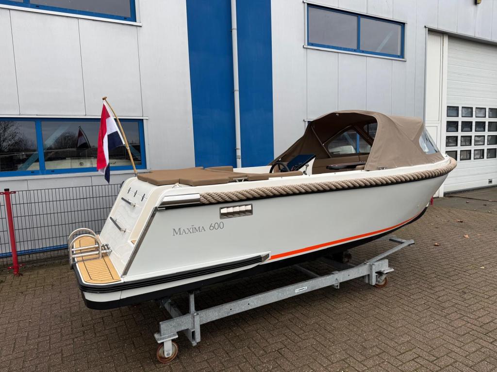 Maxima 600 met Honda 20 pk