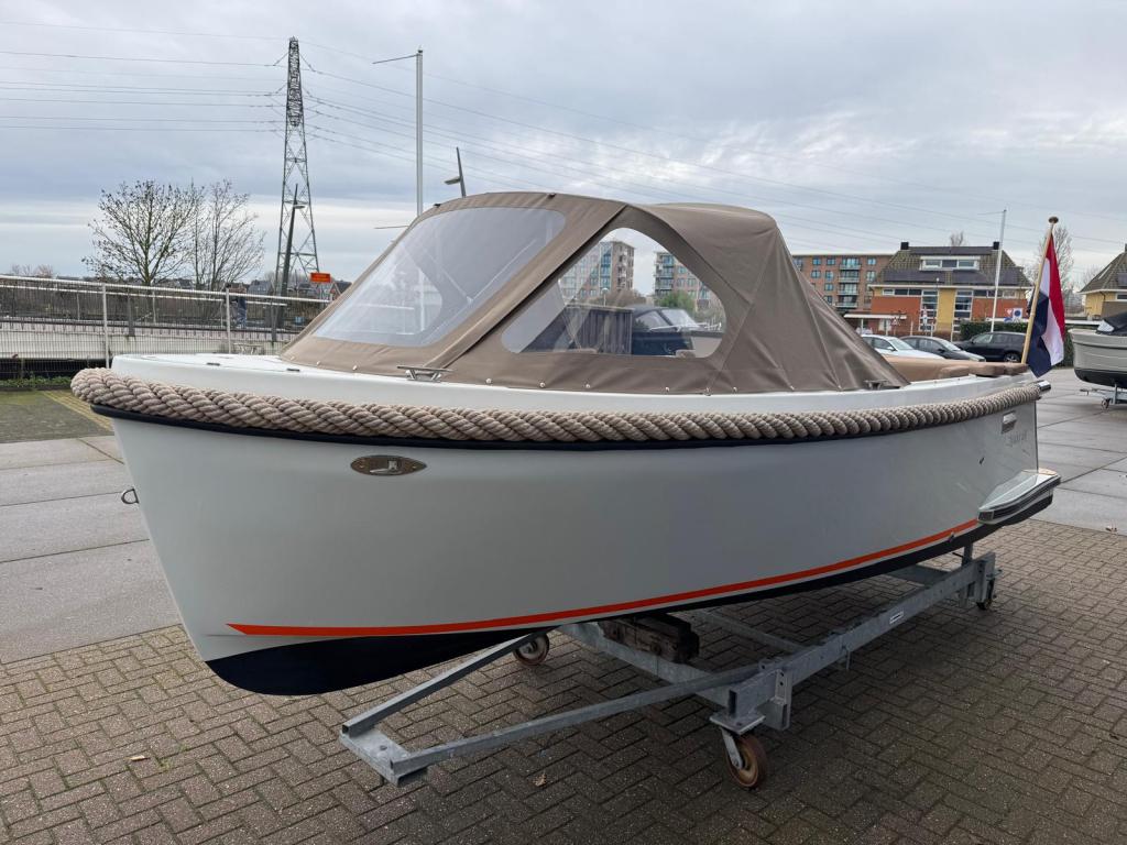 Maxima 600 met Honda 20 pk